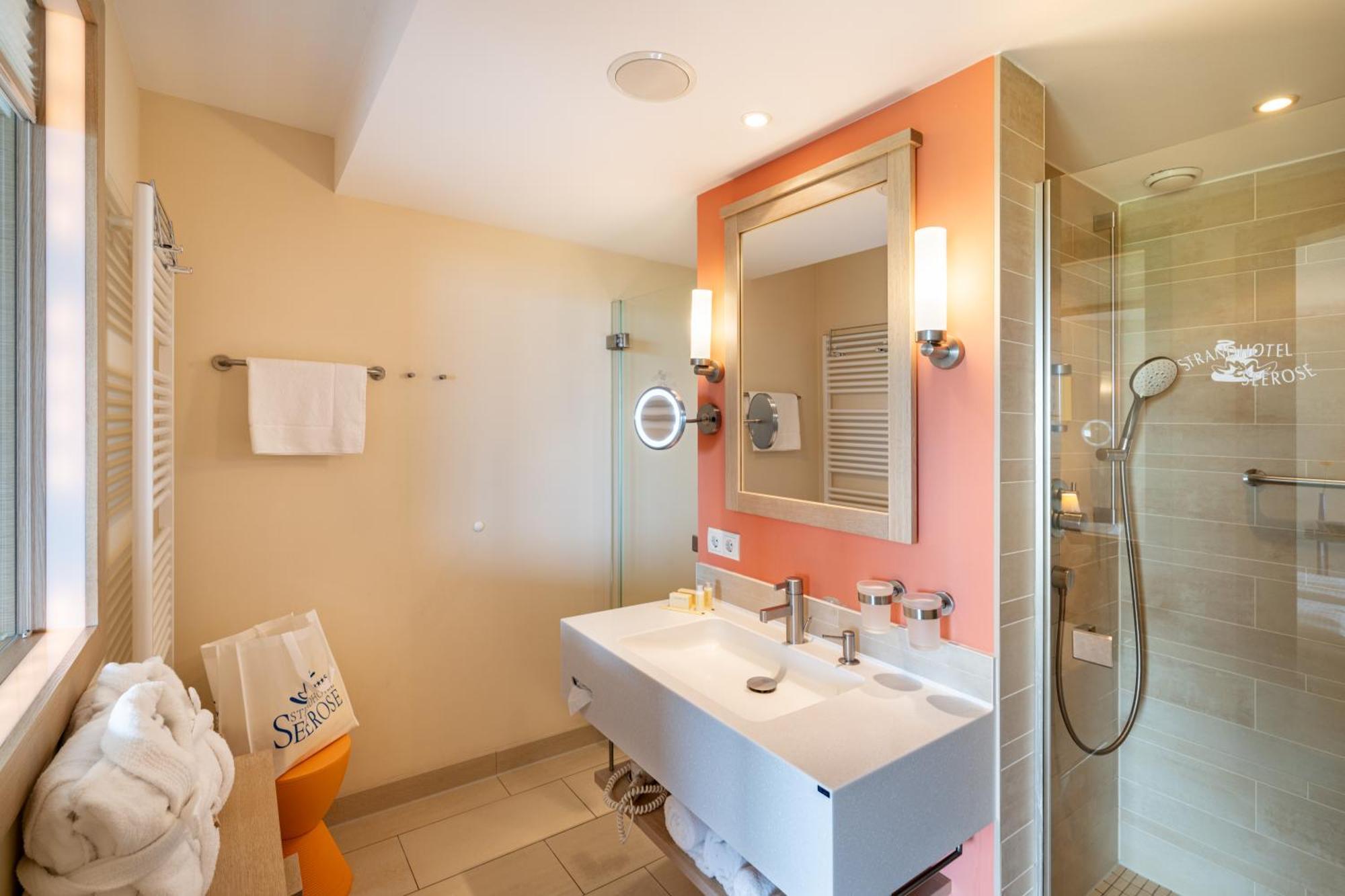 Kölpinsee Strandhotel Seerose מראה חיצוני תמונה